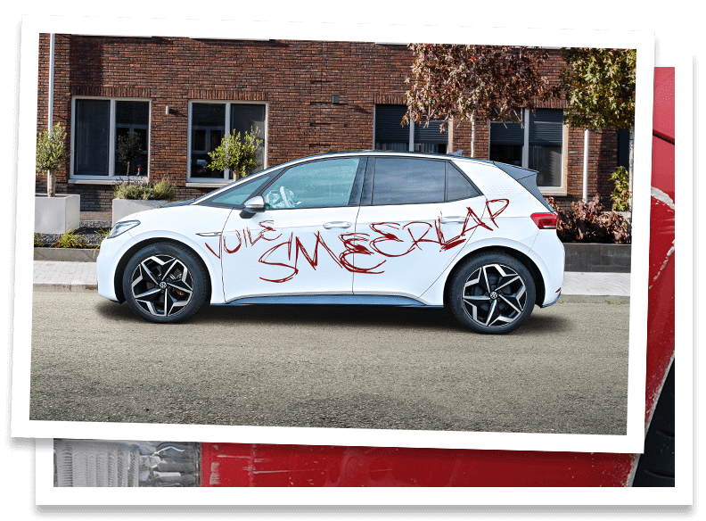 Auto met lakschade, tekst op de zijkant van de auto.