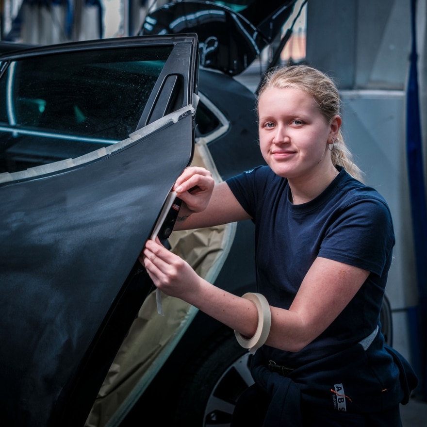 Quincy vrouwelijk autospuiter bij ABS Auotherstel Hoppenbrouwers